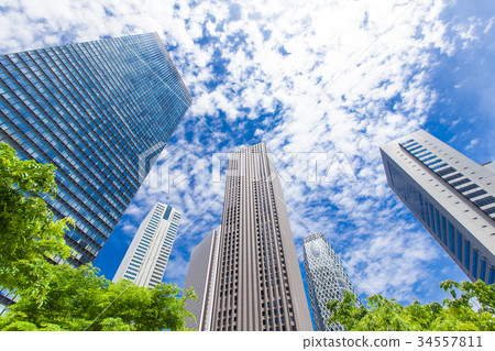 辦公區和綠色的高層建築 辦公區和綠色的高層建築 34557811