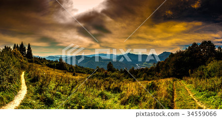 A look at the Pieniny Mountains. 34559066