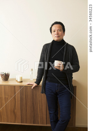 60年代男性與一杯 34560223