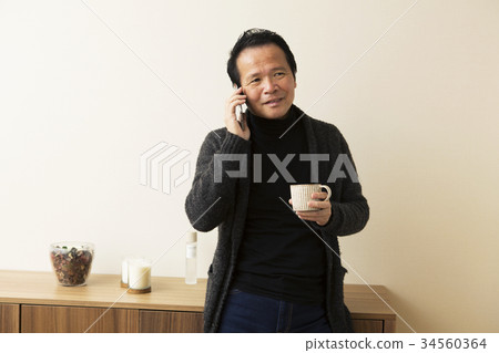 男性在他60多歲時打個電話 男性在他60多歲時打個電話 34560364