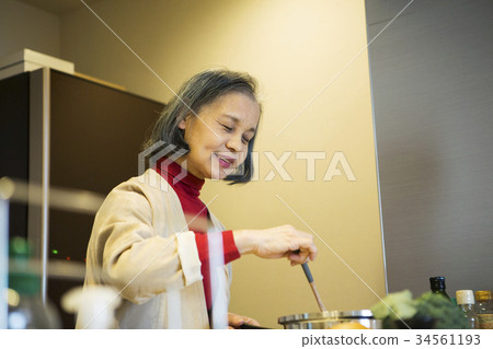 60多歲的女人做飯 60多歲的女人做飯 34561193