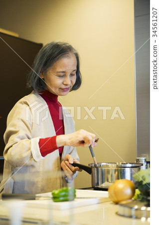60s women cooking 34561207