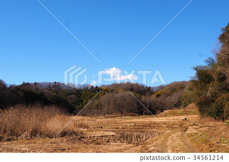 Winter valley scenery 34561214