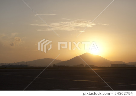 Runway, Gimpo International Airport, Gangseo-gu, Seoul 34562794