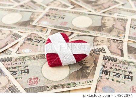 Heart and banknotes Fraud image Marriage fraud Ore fraud Medical expenses 34562874