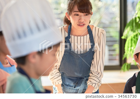 Primary school children cooking classroom 34563730