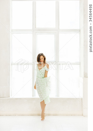 Beautiful young woman 34564498
