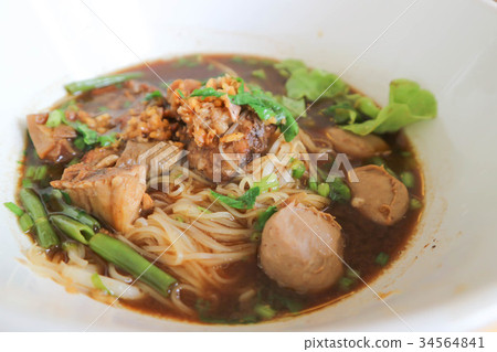 noodle with beef and meatball 34564841