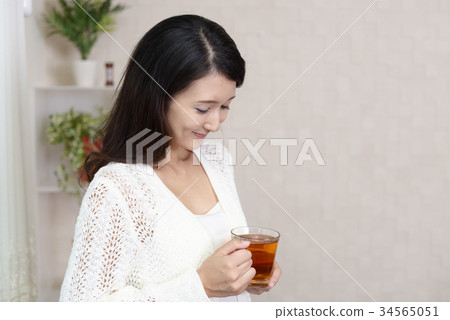 A woman relaxing tea A woman relaxing tea 34565051