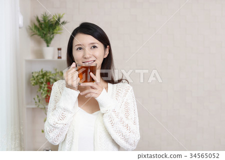 A woman relaxing tea A woman relaxing tea 34565052