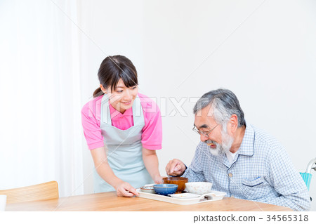 膳食年輕護士或照顧者和爺爺退休家庭日託中心 34565318