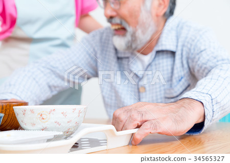 膳食年輕護士或照顧者和爺爺退休家庭日託中心 34565327