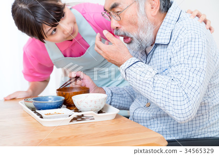 膳食年輕護士或照顧者和爺爺退休家庭日託中心 膳食年輕護士或照顧者和爺爺退休家庭日託中心 34565329