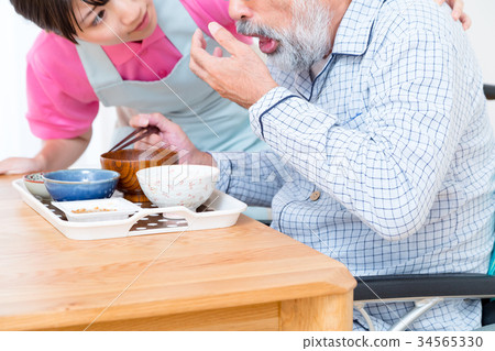 膳食年輕護士或照顧者和爺爺退休家庭日託中心 34565330