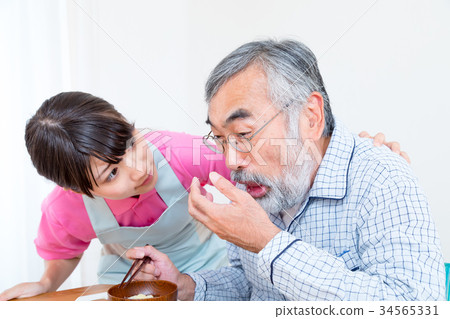 膳食年輕護士或照顧者和爺爺退休家庭日託中心 34565331