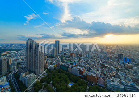 新宿公園塔和東京歌劇城在黃昏 新宿公園塔和東京歌劇城在黃昏 34565414