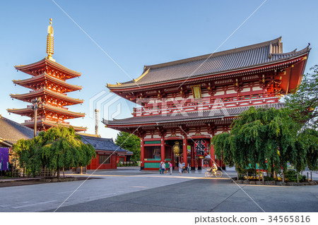 kaminarimon of sensoji in Asakusa, Tokyo, Japan. 34565816