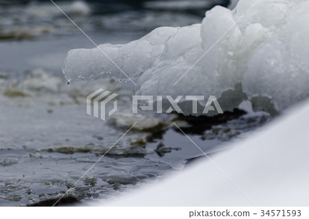 Frozen winter landscape 34571593
