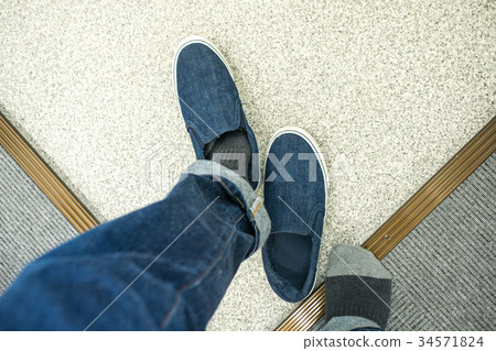 男人穿著鞋子 34571824