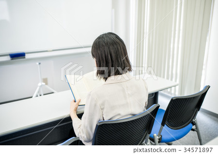 讀一本書的女人 34571897