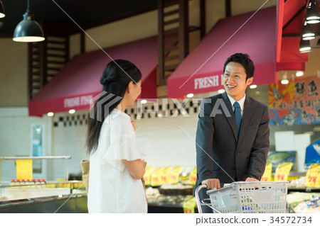 超市夫婦購物生活方式圖像 34572734