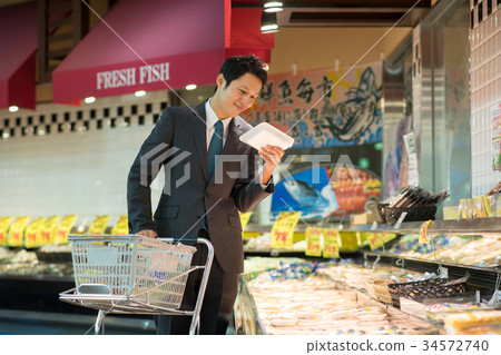 超市購物男性生活方式圖像 34572740