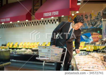 Supermarket shopping male lifestyle image 34572741