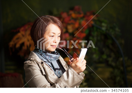 中年女人老花鏡眼鏡智能手機 中年女人老花鏡眼鏡智能手機 34574105