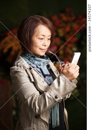 中年女人老花鏡眼鏡智能手機 34574107