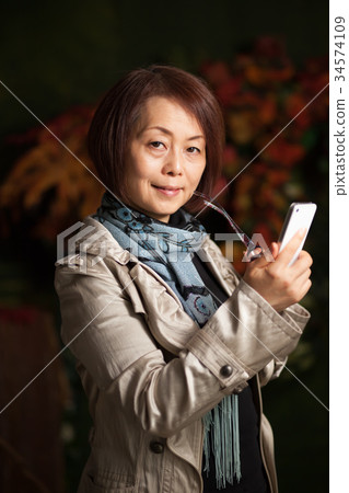 中年女人老花鏡眼鏡智能手機 34574109