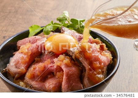 Roast beef bowl with onion sauce 34576481