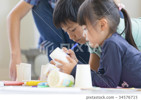 Schoolchild childcare 34576715