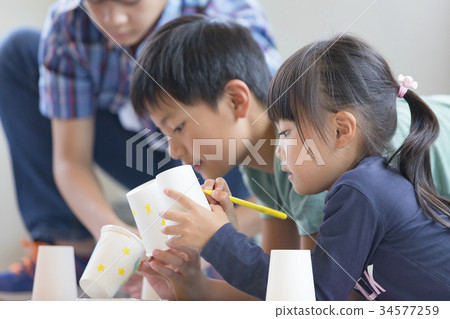 小學生嚴肅地畫畫工作 34577259