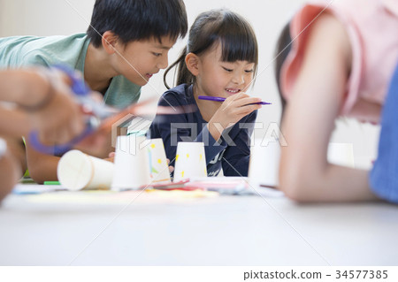 Schoolchild drawing work fun 34577385