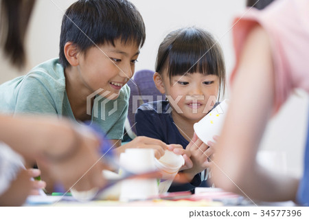 Schoolchild drawing work fun Schoolchild drawing work fun 34577396