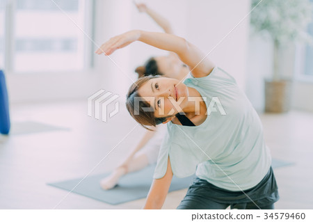 做瑜伽的少婦在瑜伽演播室 34579460