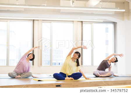 做瑜伽的少婦在演播室 34579752