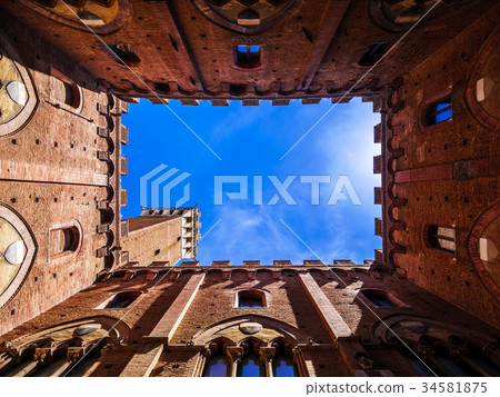 The Torre del Mangia tower in Siena, Tuscany,Italy 34581875