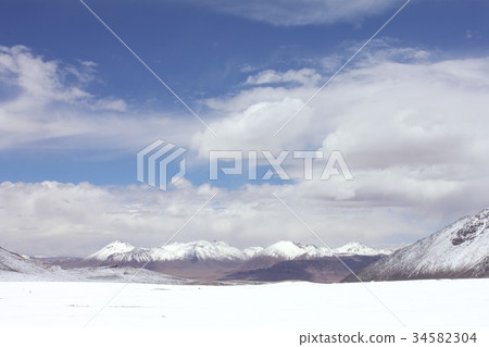 仲夏降雪,阿塔卡馬高地的沙漠地區和美麗的安第斯山脈,在南美洲北部成為雪原智利 仲夏降雪,阿塔卡馬高地的沙漠地區和美麗的安第斯山脈,在南美洲北部成為雪原智利 34582304