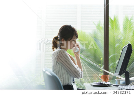 電話,談話,手機,銷售,指向,確認,工作,工作,銘牌,員工身份證,嚴肅,計算機,關鍵 電話,談話,手機,銷售,指向,確認,工作,工作,銘牌,員工身份證,嚴肅,計算機,關鍵 34582371