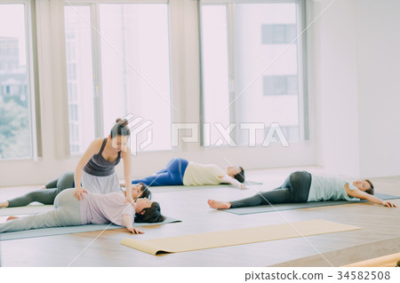 做瑜伽的少婦在瑜伽演播室 34582508