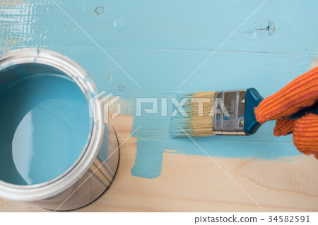 worker paints board 34582591