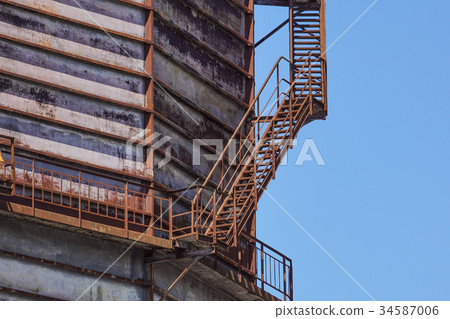 Concrete cylindrical industrial silo with metal Concrete cylindrical industrial silo with metal 34587006