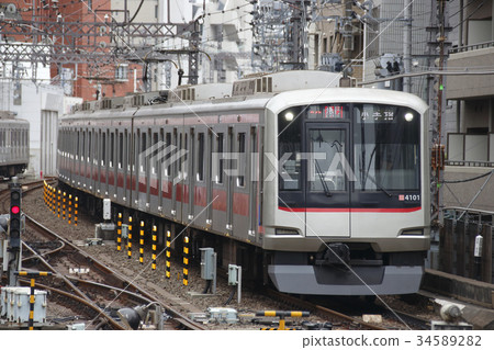 Series 4000 Tokyu Toyoko Line which is directly connected to Seibu Ikebukuro Line 34589282