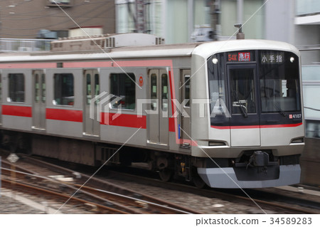 東急東橫線的4000系列直接連接到西武池袋線(全景拍攝) 東急東橫線的4000系列直接連接到西武池袋線(全景拍攝) 34589283