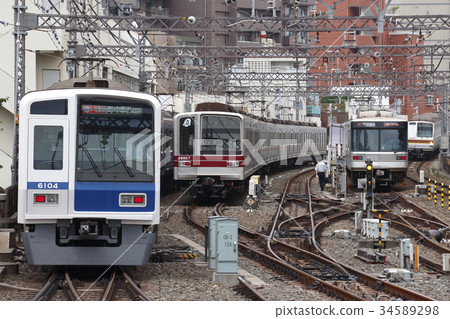 Subway direct trains lined up at Nakameguro Station 34589298