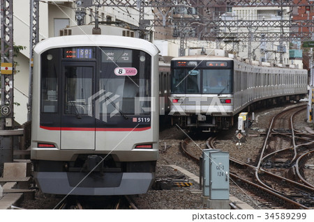 Series 5000 Tokyu Toyoko Line and Series 03 Hibiya Line (5-door car) Series 5000 Tokyu Toyoko Line and Series 03 Hibiya Line (5-door car) 34589299
