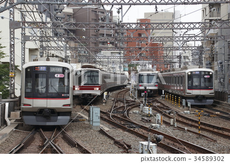 Tokyu Toyoko Line 5000 series, Subway Hibiya Line 03 series, Tobu 20005 series 34589302