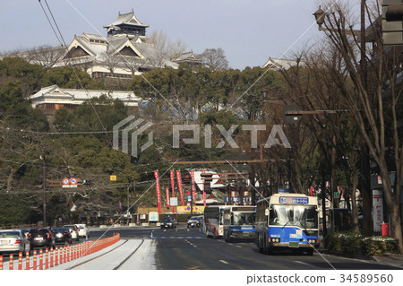 剩餘積雪的熊本城和三甲巴士(地震發生前) 剩餘積雪的熊本城和三甲巴士(地震發生前) 34589560