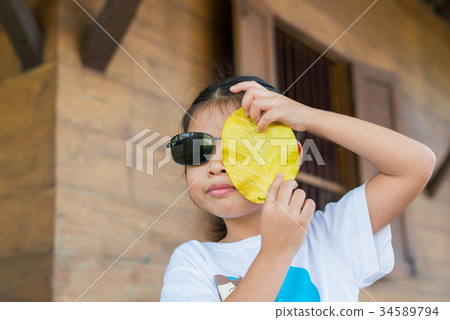 closes one eye 34589794